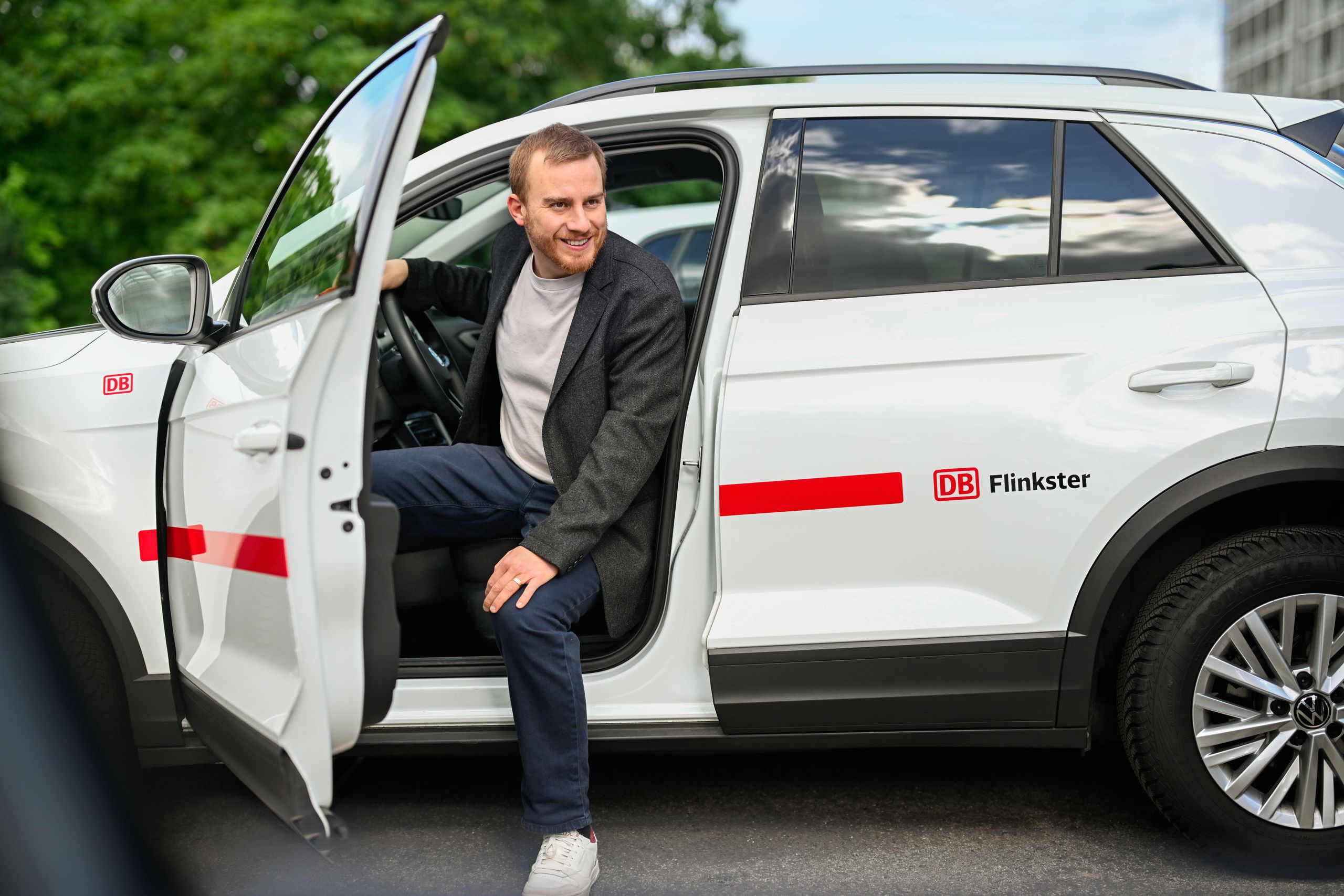 Mann steigt aus Flinkster-Auto