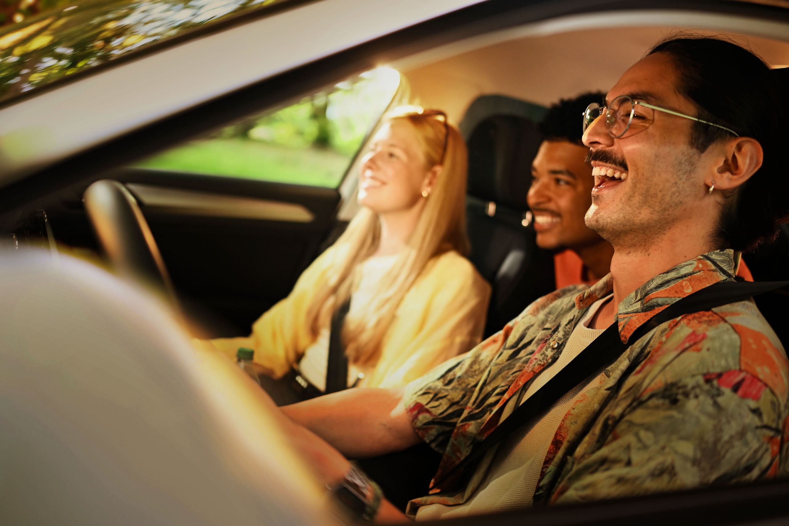Drei Freunde im Flinkster Auto