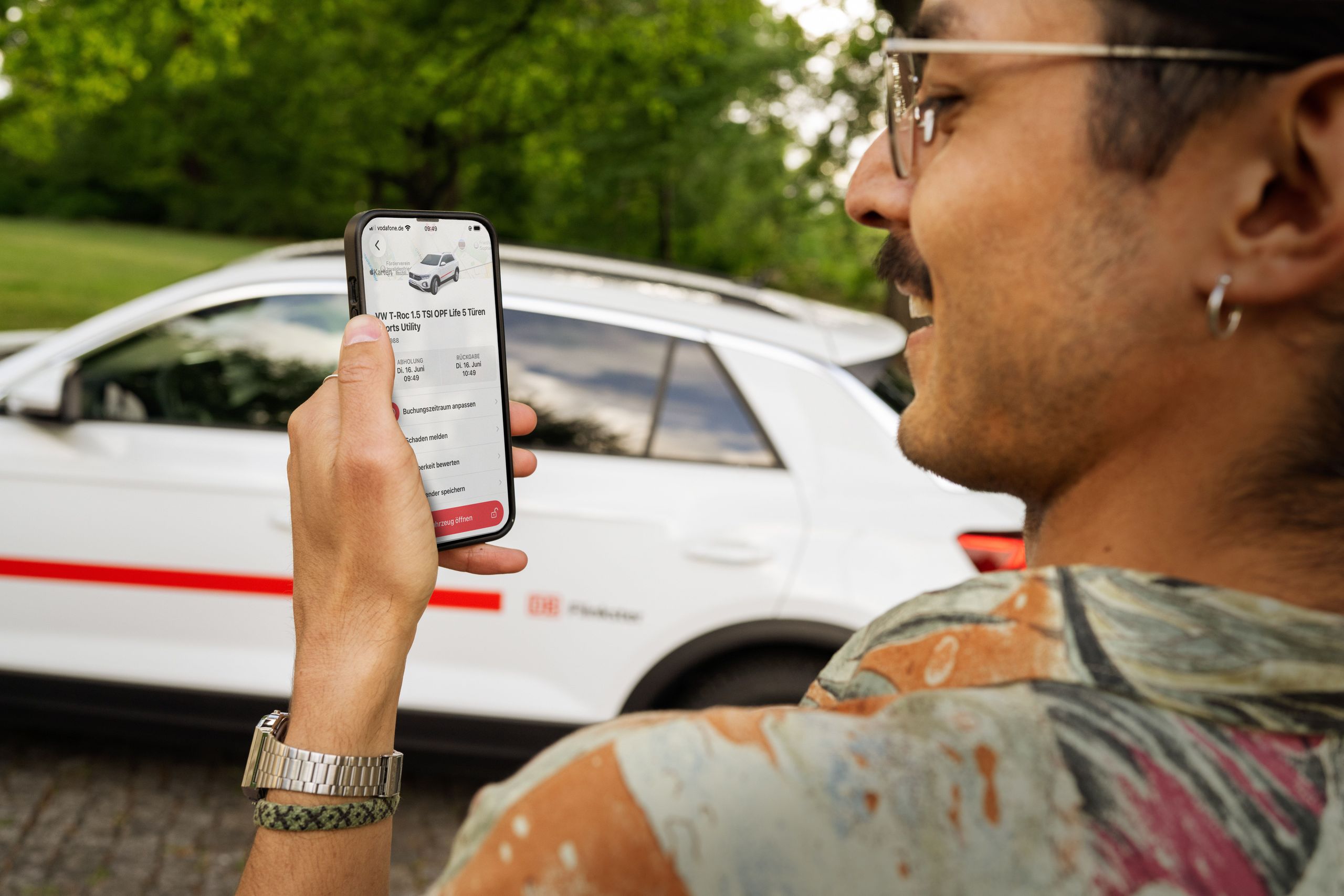 Mann schaut auf Flinkster-App