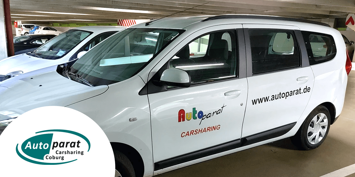 weißes Carsharing-Fahrzeug im Parkhaus des Carsahrin-Partners Autoparat