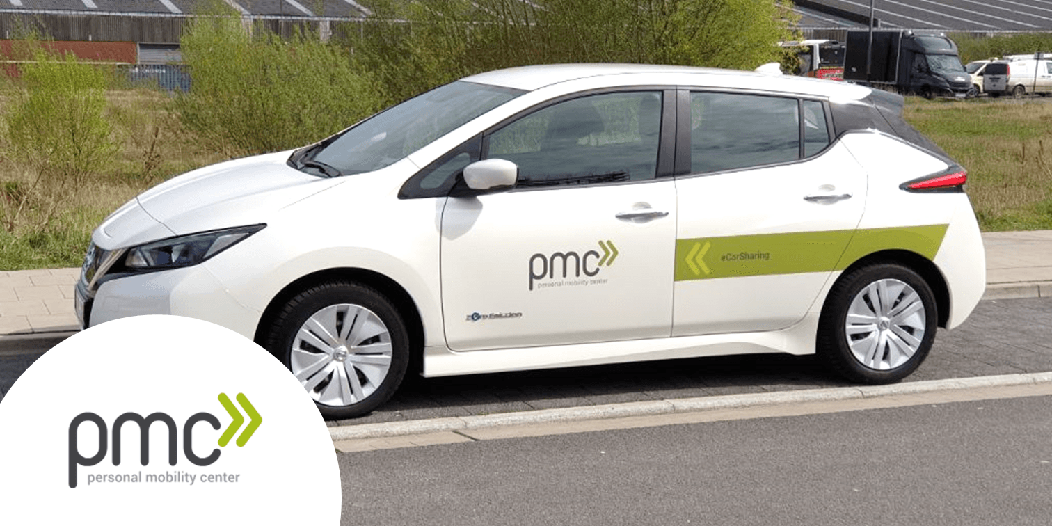 Weißes Auto und Logo des Carsharing-Partners PMC.