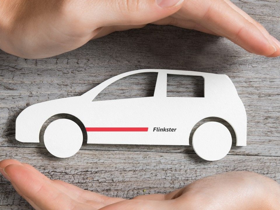 A white model car with the Flinkster logo, protected by two hands symbolizing a protective package.