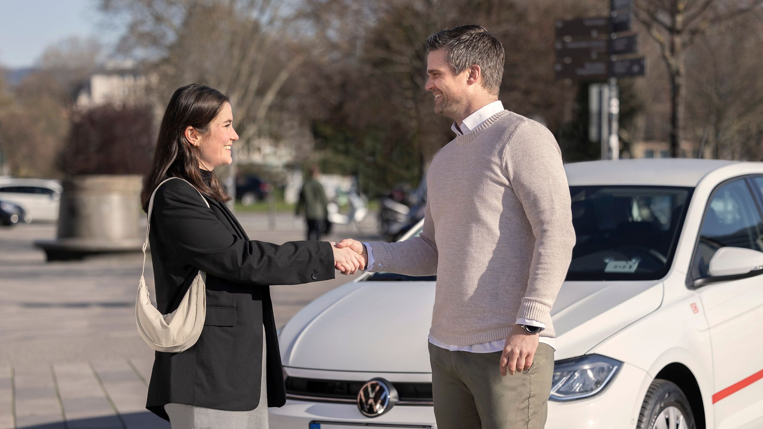 Frau und Mann schütteln Hände vor Flinkster