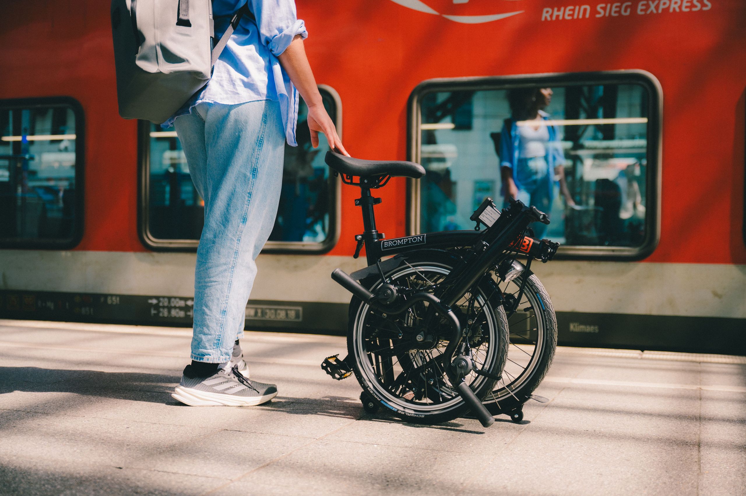 Frau mit Brompton vor ICE copyright Johannes Höhn