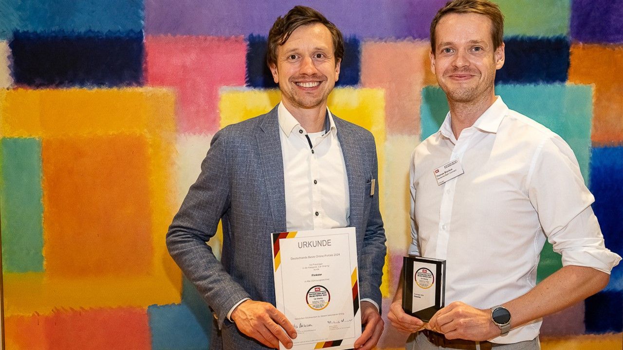 Auszeichnung von ntv und dem Deutschen Institut für Service-Qualität mit der Aufschrift 'Deutschlands beste Online-Portale 2023, Gesamtsieger Carsharing'. copyright Foto: Thomas Ecke / DISQ / ntv